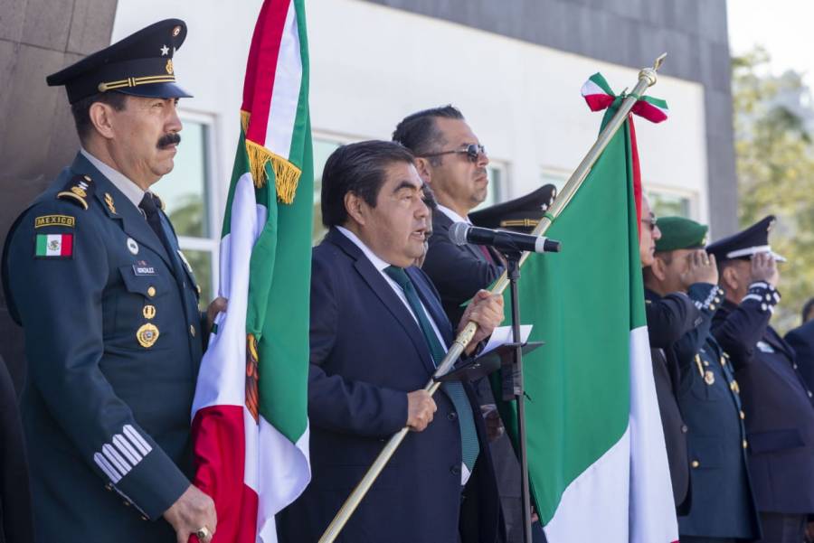 “La bandera es un símbolo de unidad nacional”: Miguel Barbosa