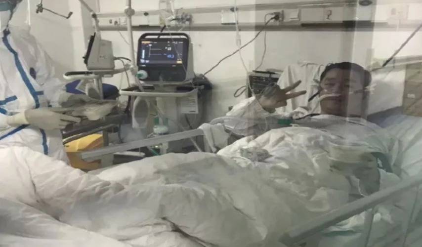 Muere en China doctor que pospuso su boda para atender a pacientes con coronavirus