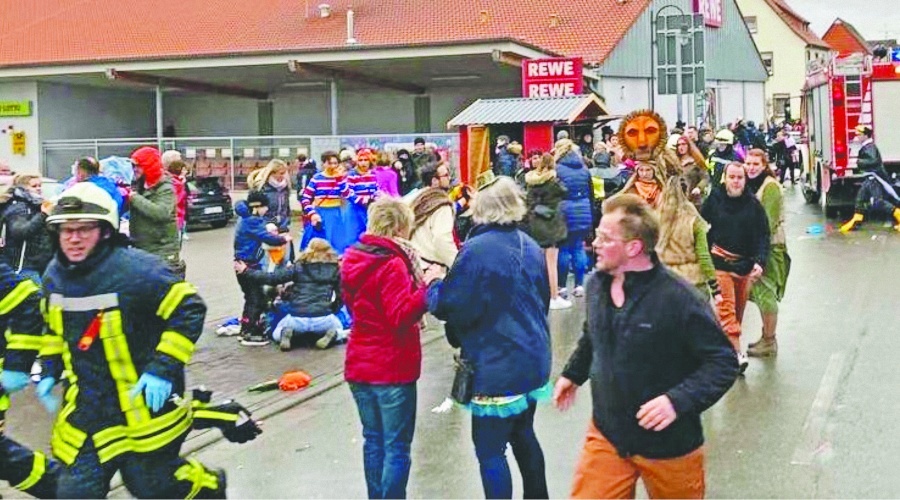 Hombre embiste con su coche a multitud en carnavales de Alemania