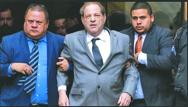 Trasladan a Weinstein a hospital por problema cardiaco