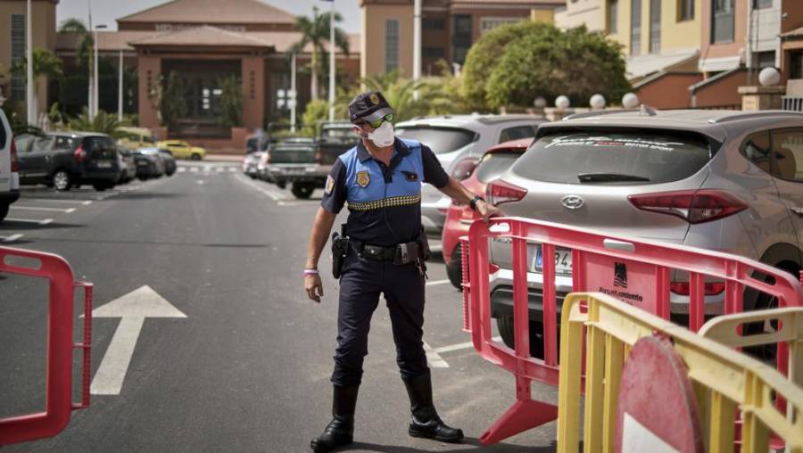 Aislan en Islas Canarias a mil personas que coincidieron con turista italiano