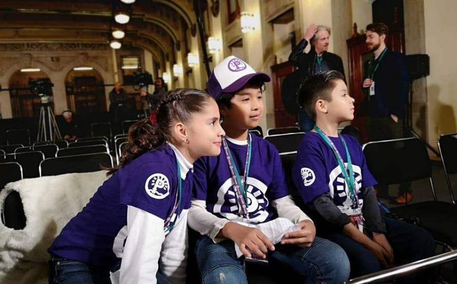 Se redime AMLO con niños reporteros, quienes lo cuestionaron sobre sus derechos