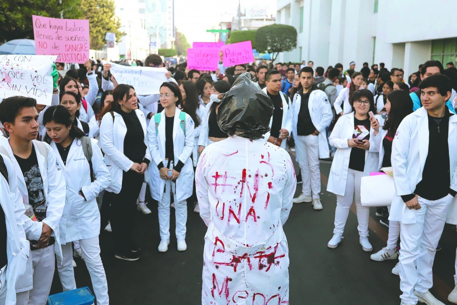 Alumnos de BUAP exigen justicia por asesinato de 4