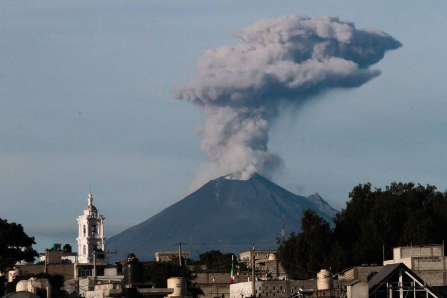 Captan fuerte explosión en Popocatépetl de 1.5 km de altura