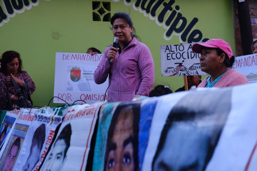 Padres de los 43 marchan a 65 meses de la desaparición