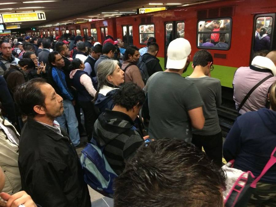 Usuarios reportan retrasos en Línea 2 del Metro