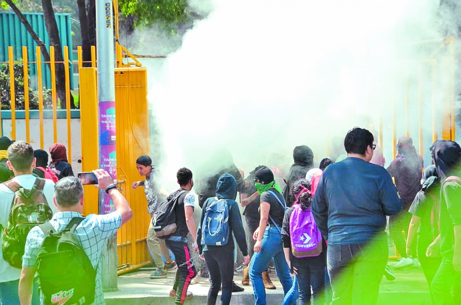 Encapuchados toman otra vez CCH Azcapo; hieren a 14  