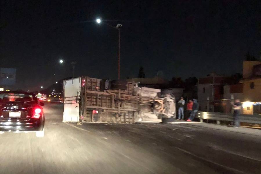 Volcadura de camión genera caos vial en la México-Pachuca