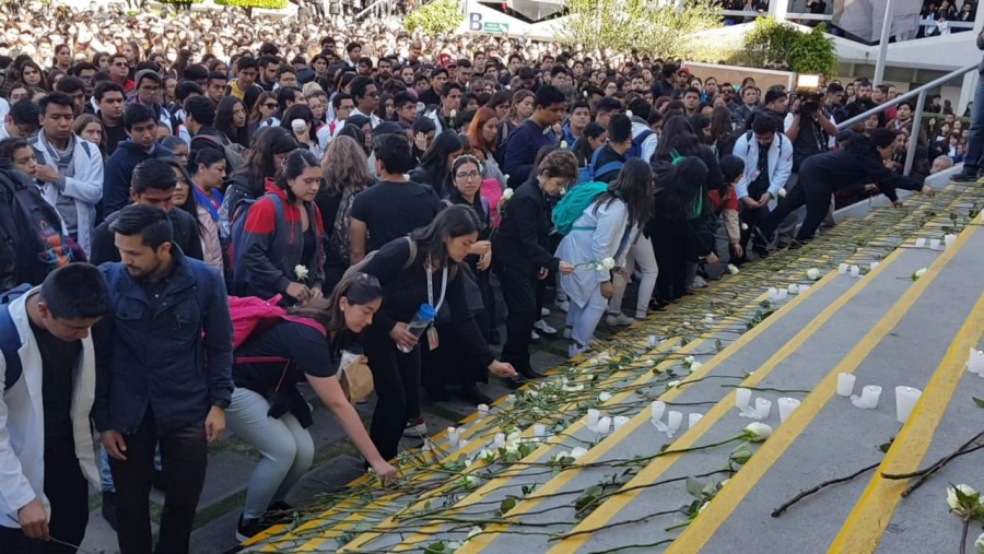 Alumnos hacen homenaje a compañeros asesinados