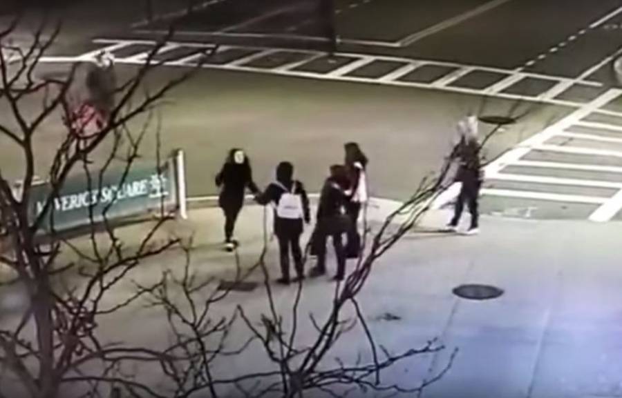 VIDEO: Golpean a madre e hija en Boston por hablar en español