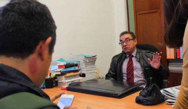 Separan a juez que ejerció por 30 años sin título