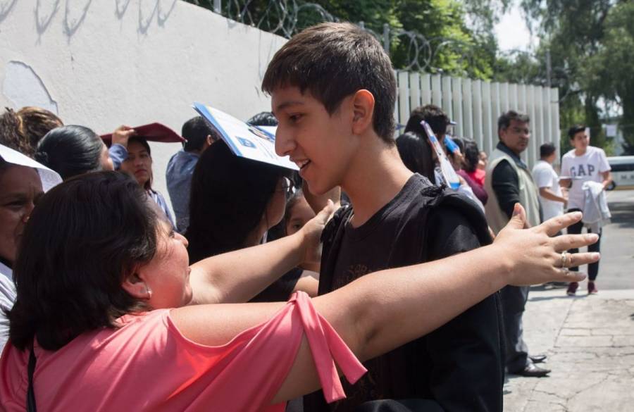 Salud recomienda evitar besos y abrazos por coronavirus