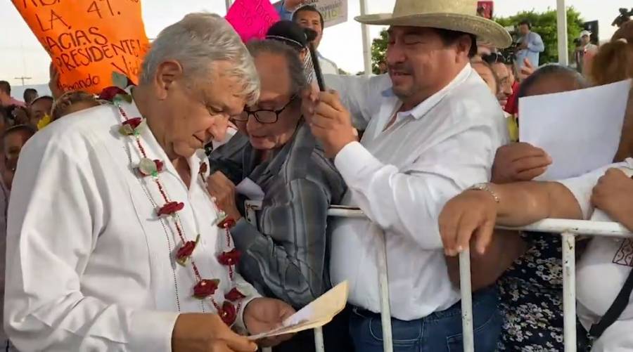 Durante mitin reclaman a López Obrador por deuda de la CFE