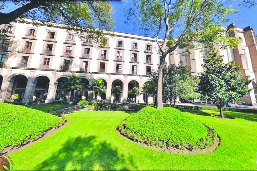 Gobierno recauda m&aacute;s y gasta menos de lo programado