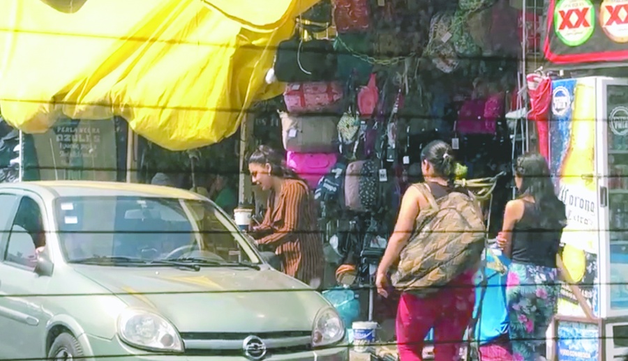 Chelerías clandestinas operan en la vía pública 