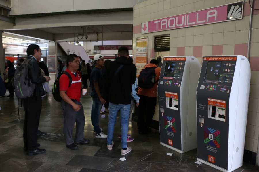 Detienen a dos por vender tarjetas ilegales del metro