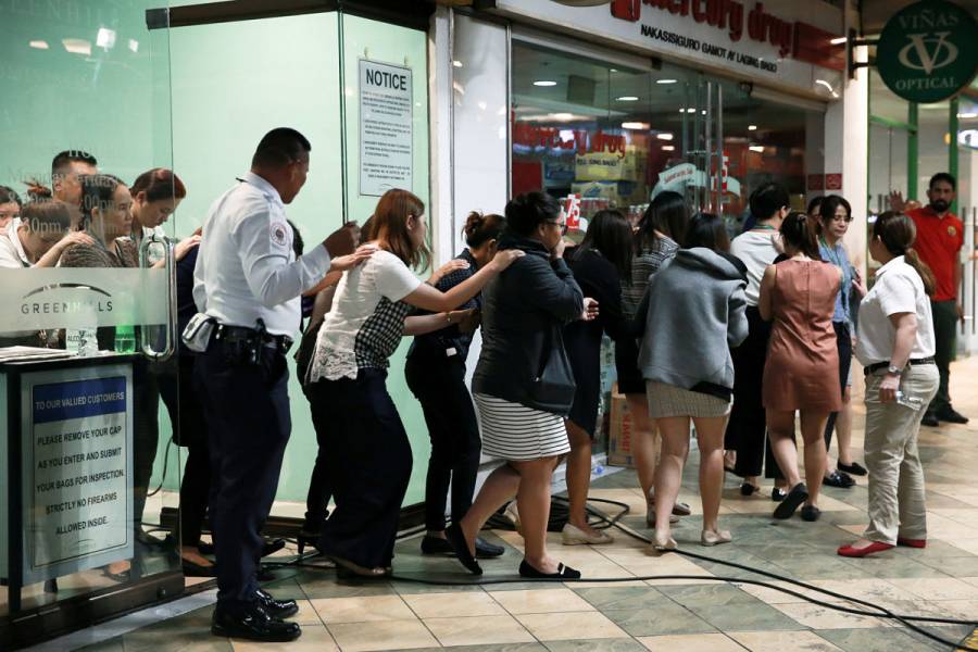 Hombre armado toma 30 rehenes en centro comercial de Filipinas