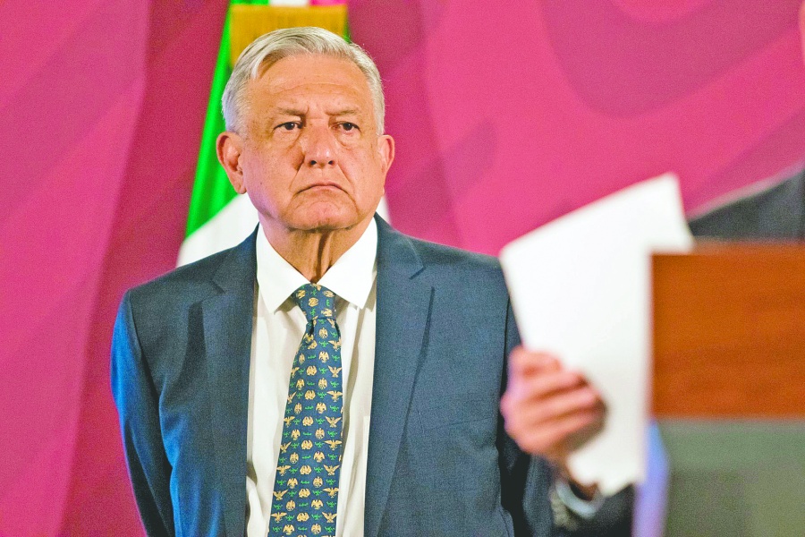 Encuestas revelan baja de AMLO; “es por desgaste”, revira