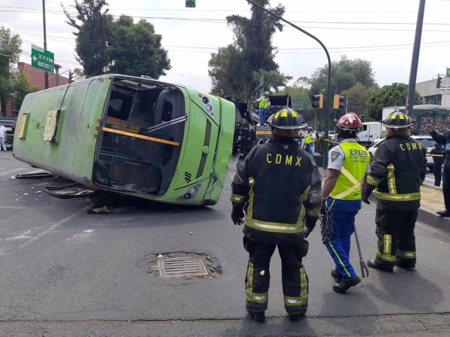 Vuelca cami&oacute;n de pasajeros tras ser embestido por cami&oacute;n con varillas