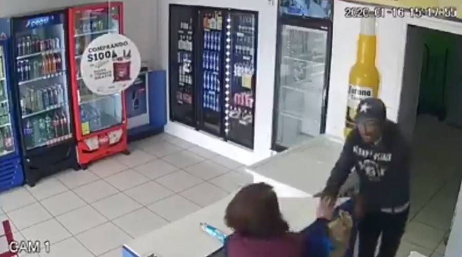 Viola y asalta a empleada de expendio, lo buscan por redes sociales