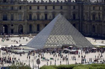 El Louvre de Par&iacute;s cierra por segundo d&iacute;a tras coronavirus