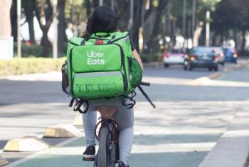 Uber Eats y Elektra se unen para que repartidores adquieran motos Italika