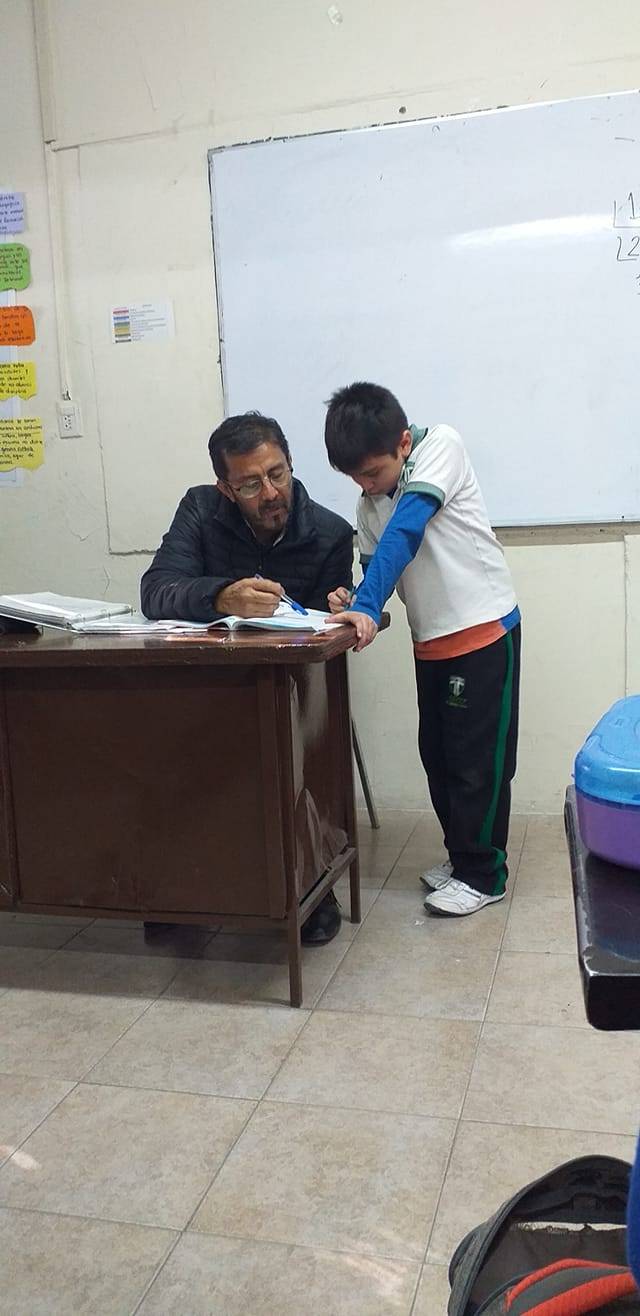 Profesor ayuda a los hijos de sus alumnas a hacer tarea y se hace viral