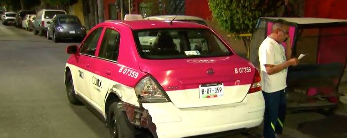 Taxista queda bajo su vehículo tras ser arrollado