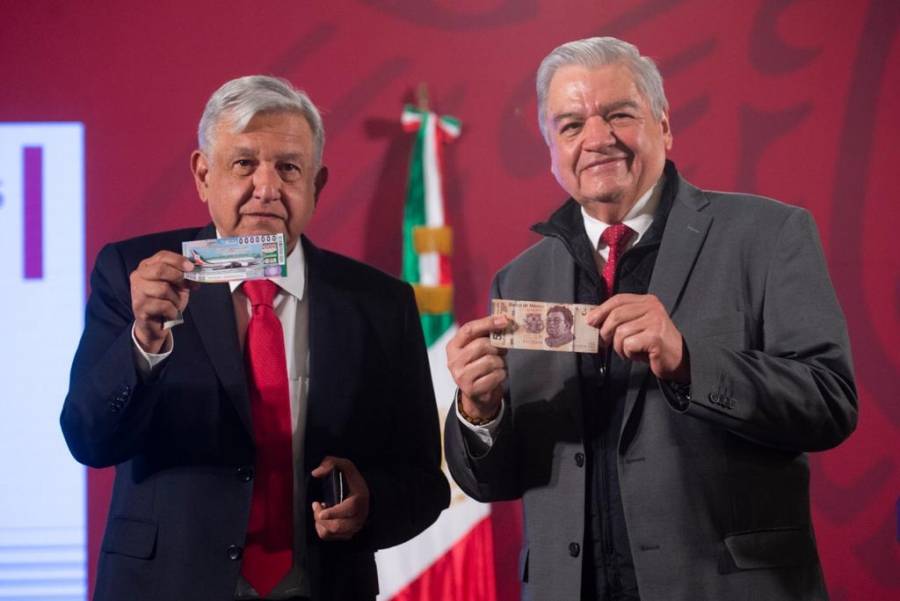 Compra AMLO primer “cachito” de lotería para sorteo del avión