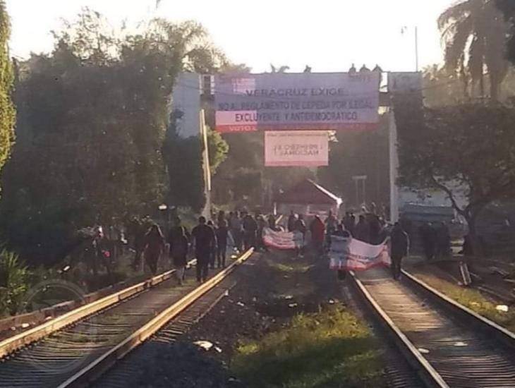 Bloquea SNTE vías del tren en diferentes estados