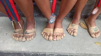 Ni&ntilde;a v&iacute;ctima de burla por no tener para unos tenis, se convierte en campeona