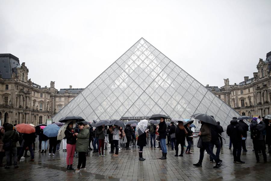 Museo del Louvre reabre luego de tres d&iacute;as por temor a coronavirus