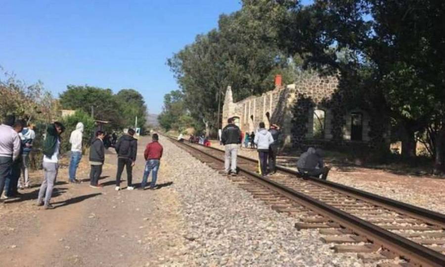 Normalistas bloquean vías del tren en Michoacán