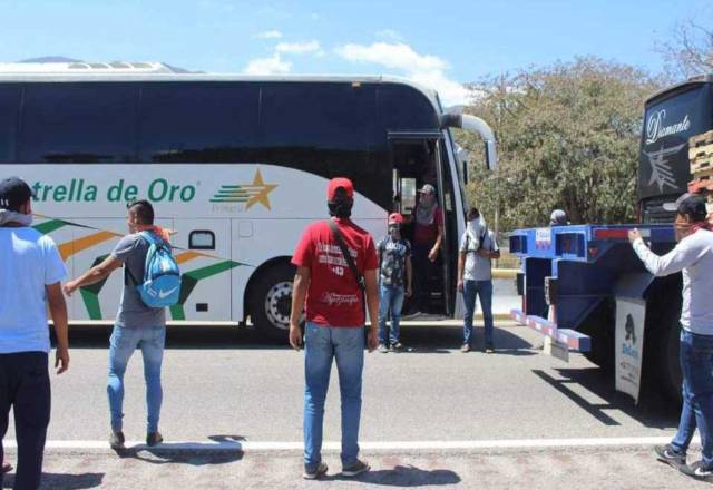 Normalistas de la Rural de Ayotzinapa retienen 5 autobuses
