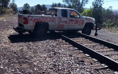 Suman 12 trenes varados en Morelia por bloqueo de normalistas