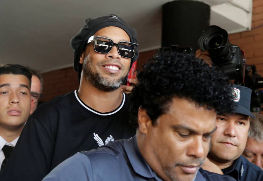 Ronaldinho abandona la Fiscalía de Paraguay por caso de documentos falsos