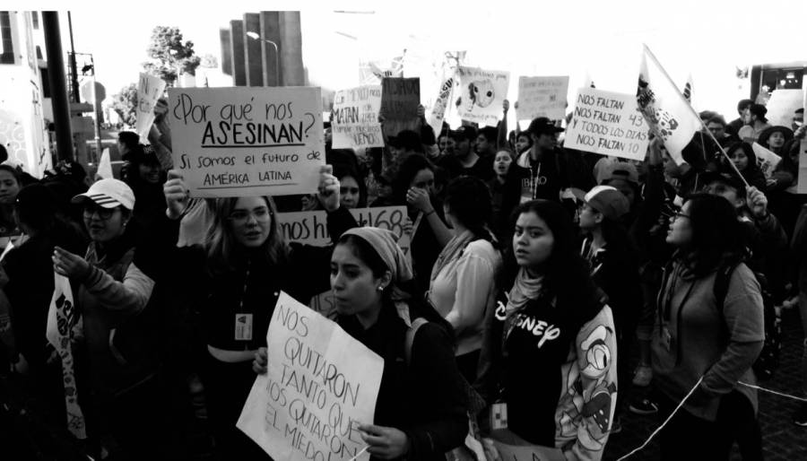 Cerca de 60 mil estudiantes toman las calles de Puebla