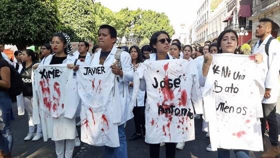 En Puebla, universitarios vuelven a salir a la calle en demanda de justicia