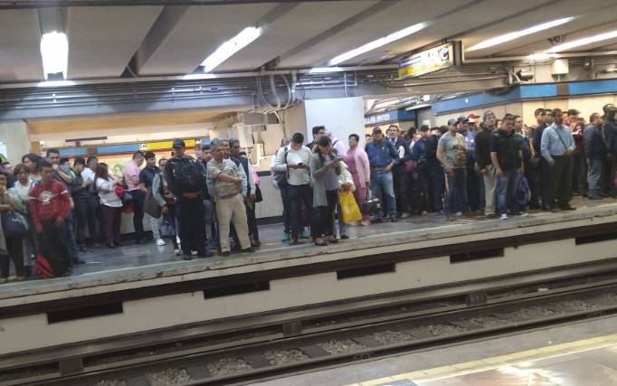 Usuarios son desalojados de la línea dos del Metro