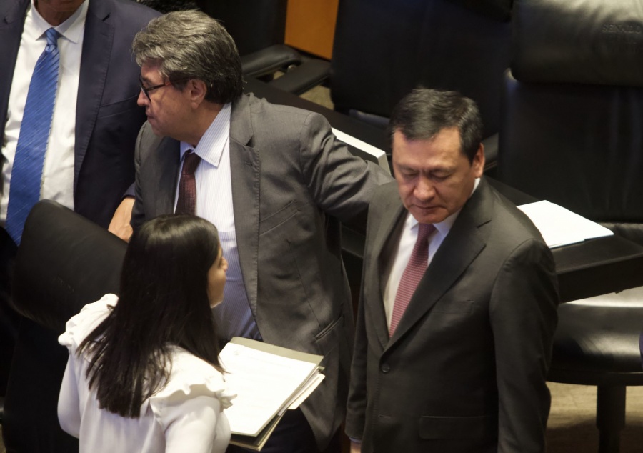 Ricardo Monreal ve un “burdo montaje”