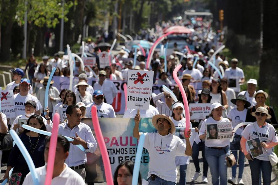 Poblanos brindan muestras de apoyo a marcha de universitarios