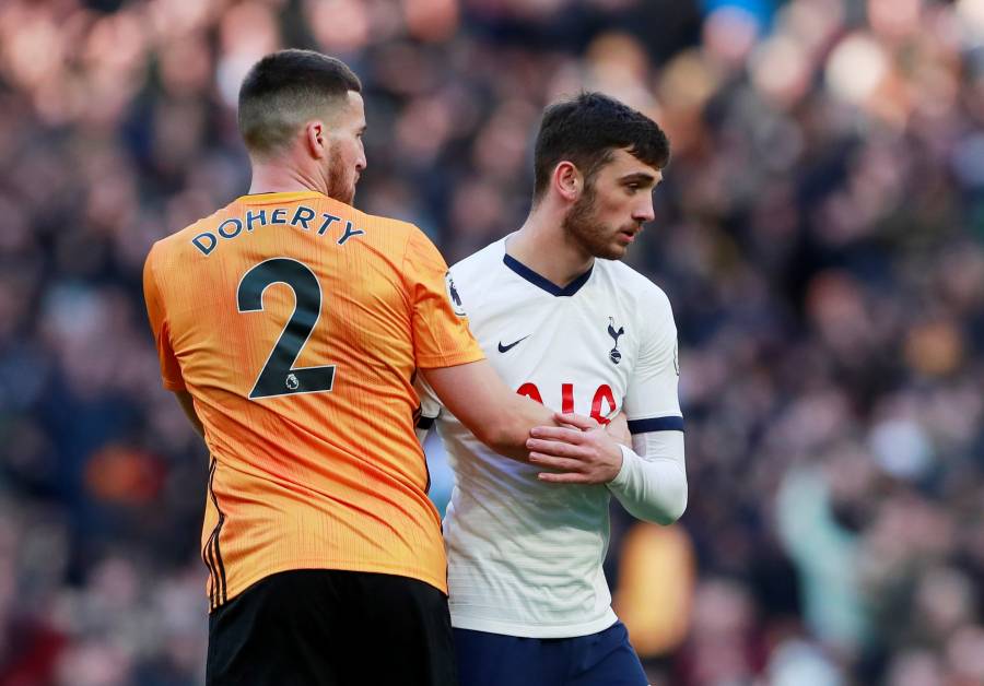 Premier League prohíbe a jugadores estrechar la mano por coronavirus