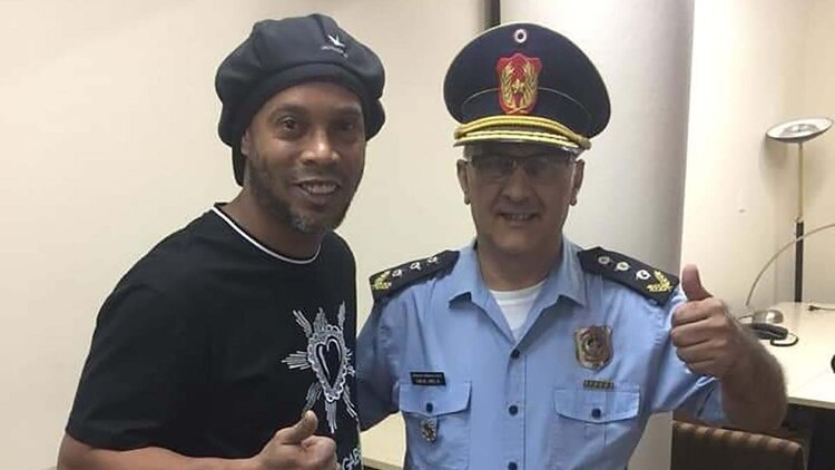 Ronaldinho deja la fiscalía de Paraguay sin cargos
