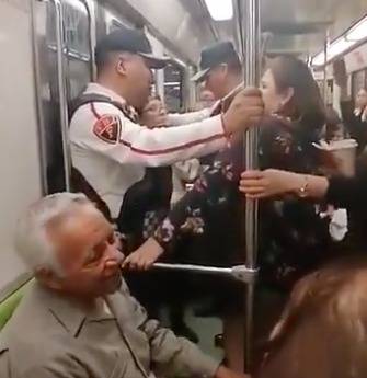 Hombre de la tercera edad causa polémica por ir en el vagón de las mujeres en el Metro