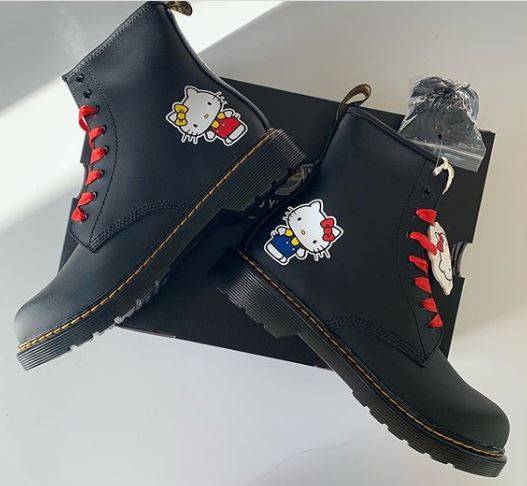 ¡Adiós ahorros, Dr. Martens saca botas y artículos de Hello Kitty!