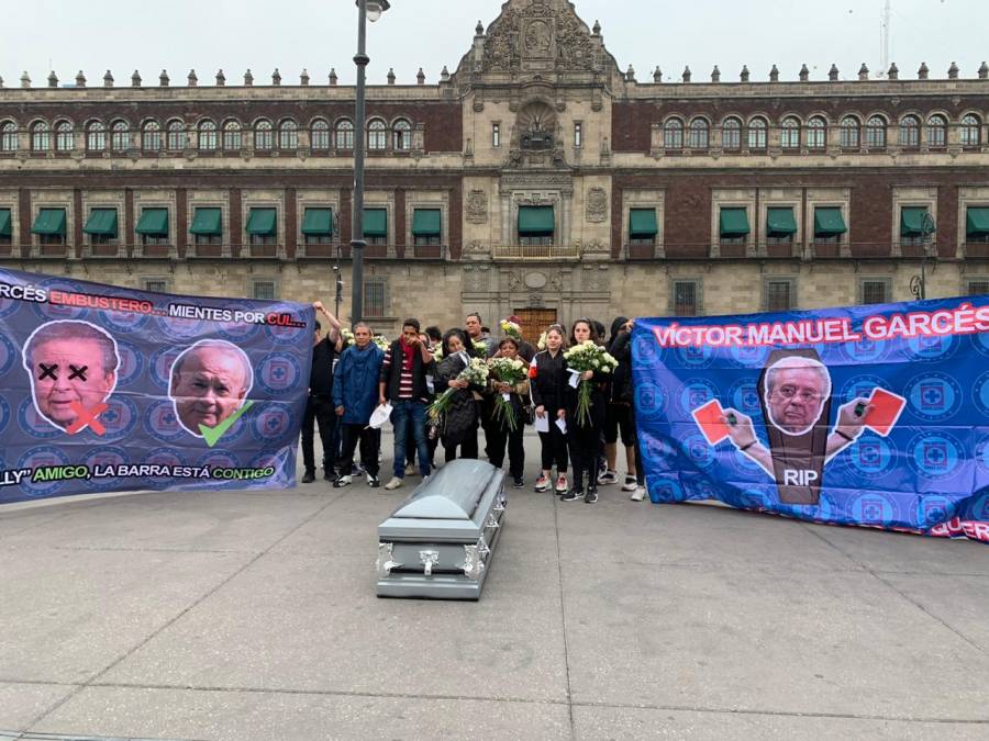 Aficionados de Cruz Azul se manifiestan contra Garcés en el Zócalo
