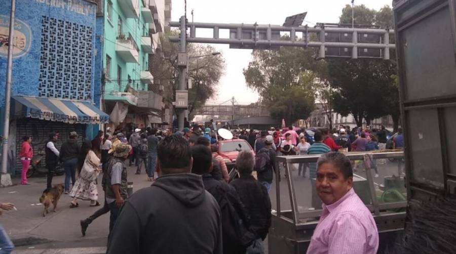 Bloquean Calzada San Antonio Abad por desalojo de inmueble