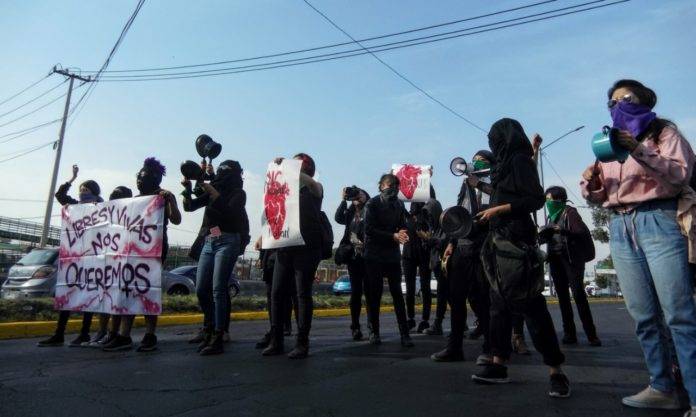 Realizan mujeres cacerolazo en Ecatepec, en protesta contra feminicidios