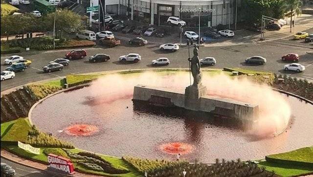 La Minerva es teñida de rojo en protesta por feminicidios