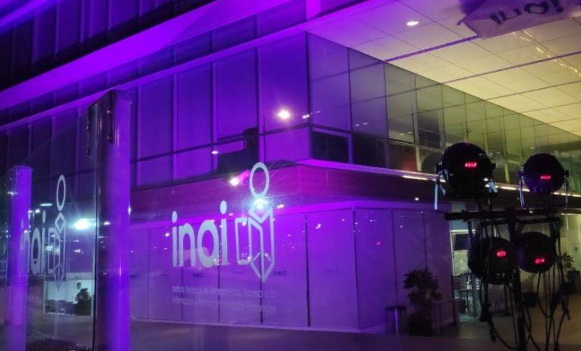 Iluminan de morado sede del Inai en apoyo a lucha feminista